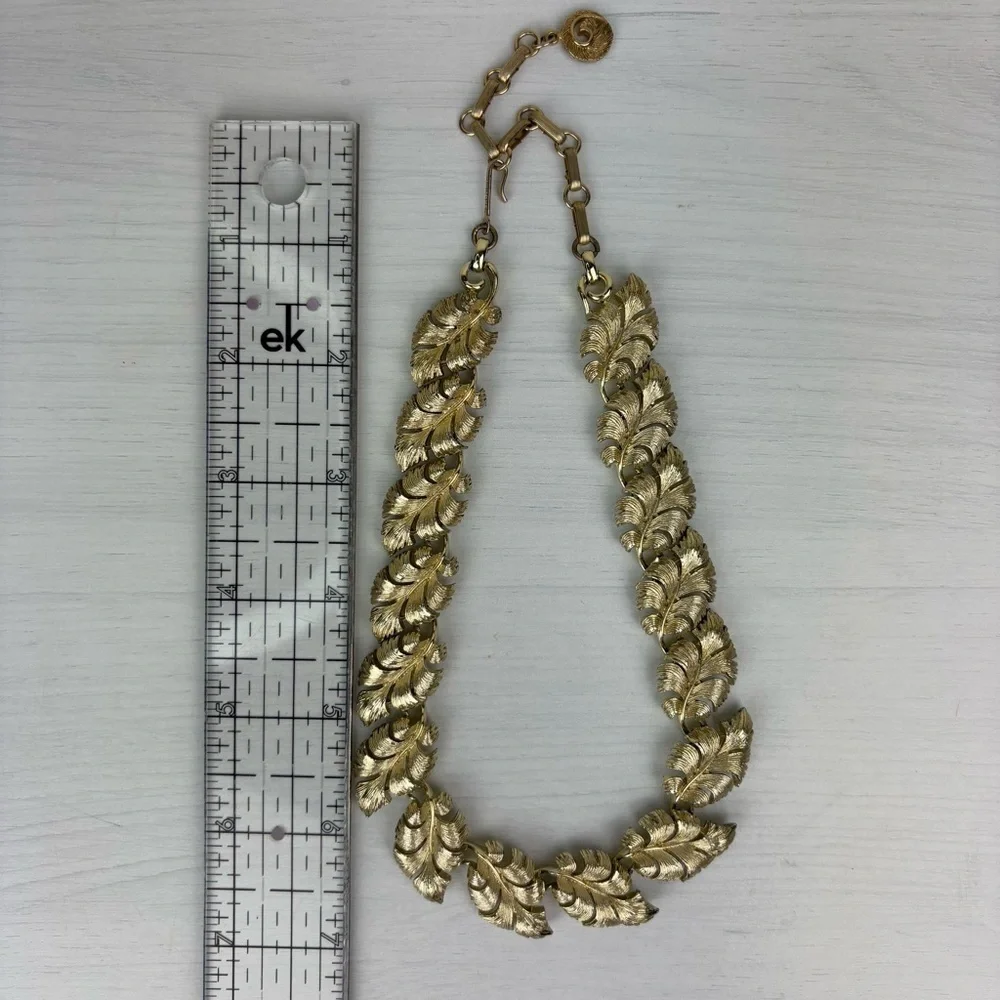 Vintage Lisner Choker Necklace Gold Tone Leaf Links Retro Necklace Classic Style